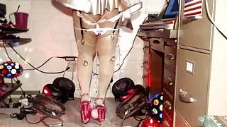 Ich liebe es, meine BLACK STEP DADDIES in Stilettos zu necken.