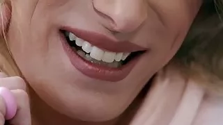 kleine titten blonde transsexuelle nikki bösartig saugt schwanz in der turnhalle