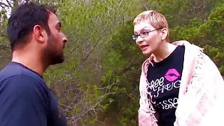 Nerd mit Tattos wird im Freien hart durchgefickt