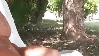 Muskulöser Daddy beim Wichsen im öffentlichen Park