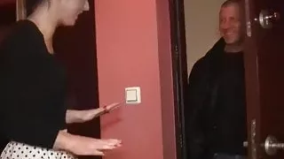 Handlarze ciuchami posuwaja seksowna kolezanke