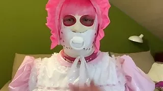 Windel-Sissy mit Bondage-Haube