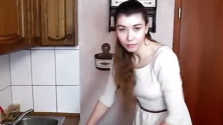 Hydraulik i jego pomocnik bzykaja klientke w domu