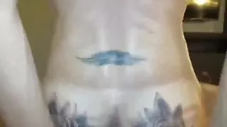 Weißer Skinhead bekommt rohen schwarzen Schwanz und Samen