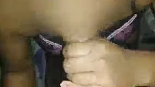 brunett tjej ger avsugning