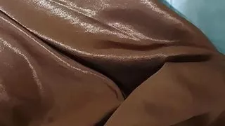 Cumshot auf Satinkleid