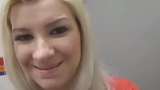 Ostblock-Schlampe fickt bei Douglas!