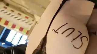 Gestopfte und gesperrte Sissy läuft in der Öffentlichkeit mit Bodywriting