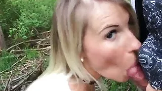 Zierliche Schlampe lutscht Schwanz im Wald!