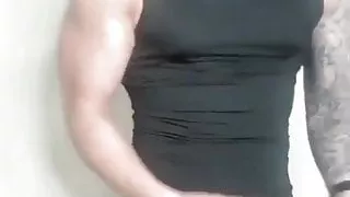 Sportlicher Typ mit großem Schwanz