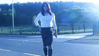 Auf der Straße laufen und meine Strümpfe blitzen