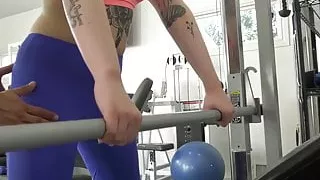 Angelina Please hat den Fetisch, nackt im Fitnessstudio mit dem Trainer zu ficken