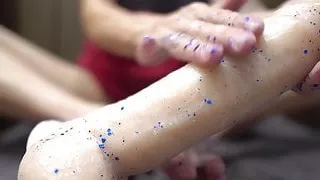 Mädchen spielen mit Glitzer und Footjob Big Dildo - Fußfetisch