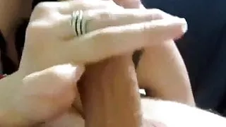 Schlampe melkt kleinen, schlaffen Schwanz!