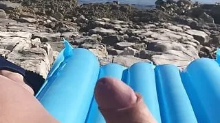 Sich am Strand einen runterholen