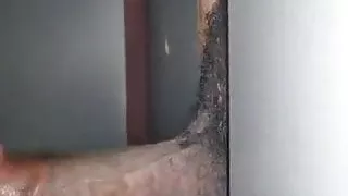 ein fetter Schwanz kommt durch das Gloryhole