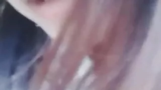 Die Moderatorin bat die Fans, nach ein paar Minuten Wasser zu versprühen.