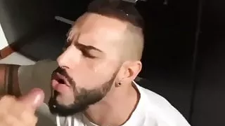 Hunk bekommt Sperma in den Mund