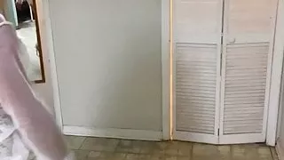 Sissy Crossdresser Traci bietet ihre Weiblichkeit den Männern an