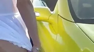 En carretera con su juguete