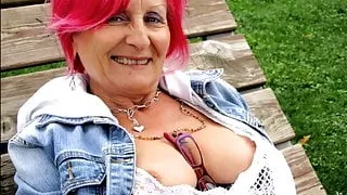 STUNNING WOMEN 23 (nice cleavage)