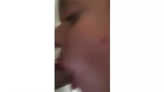 Trans isst Sperma im Gloryhole