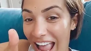 Frankie Bridge thumbs up