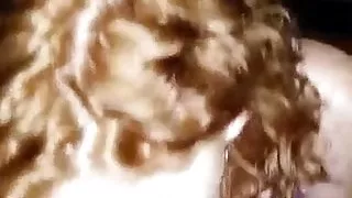 Niedliche College-Rotschopf lutscht Schwanz