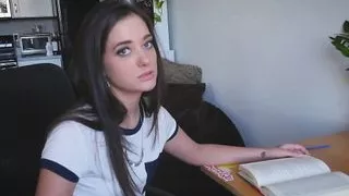 Heiße Stiefschwester hilft Bruder Sperma