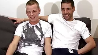 Couch-Anal mit einem Cumshot-Finale mit Twink und Stud