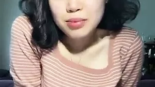 Niedliches koreanisches Mädchen blinzelt in die Kamera