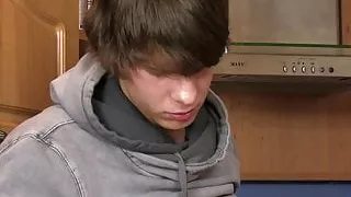 Er verführt Klempner zu schwulem Blowjob und Schwanzreiten