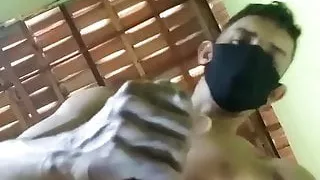 geiler maskierter Latino masturbiert