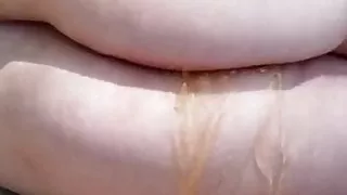 Pipi cuisses serrees