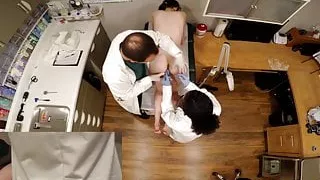 Lainey wird von Doktor Tampa Krankenschwester Rose untersucht