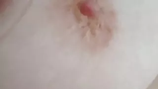 Je pellote ses gros seins pendant qu'elle dort