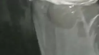 Desi bhabhi gand hilakr nahati hue