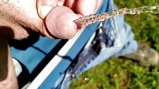 Mehr Zeitlupenpisse im Freien auf die Kamera