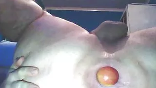 Mein Loch mit einem Apfel dehnen