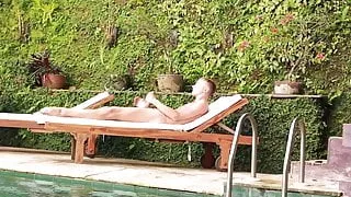 Blonder Teenager-Junge wichst in der Öffentlichkeit