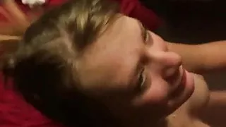 Pipeuse blonde appliquee fait juter son homme