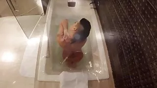 Jezebelle Bond filmt sich beim Baden