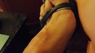Who want to play with my feet and cum on it