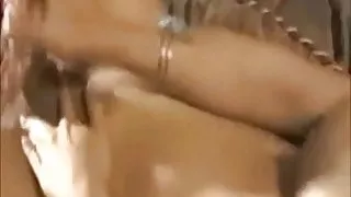 Transe spuckt auf ihr eigenes Gesicht