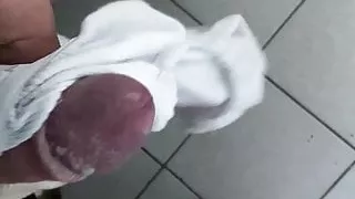 Nasser Schwanz in White Brief wichsen