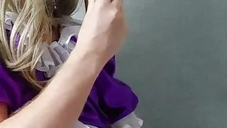 Gewindelte Sissy lutscht Dildo