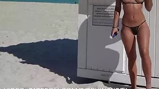 Ungezogene Bikinis am PUBLIC Strand