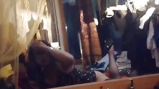 Shemale Sekretärin Kimy chillt in Strümpfen und Highheels