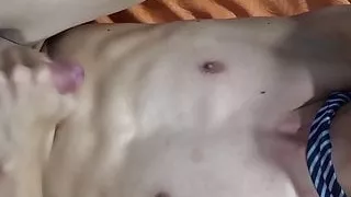 Latino-Papa gibt dem süßen Twink einen Bareback und sperma auf seinen schlanken Körper