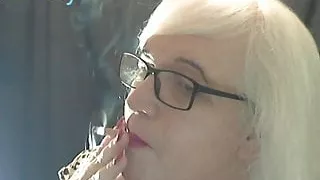 Glattes Haar und Rauchen